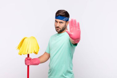 Genç adam ciddi, sert, hoşnutsuz ve kızgın görünüyor. Avuç içinin açık olması jesti durduruyor.