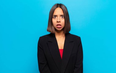 İspanyol kadın korkmuş ve şok olmuş hissediyor, ağzı açık şaşkınlık içinde.