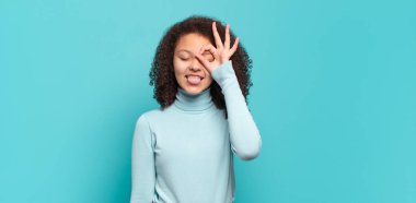  Komik yüzle mutlu bir şekilde gülümsüyor, şaka yapıyor ve gözetleme deliğinden bakıyor, sırları gözetliyor.