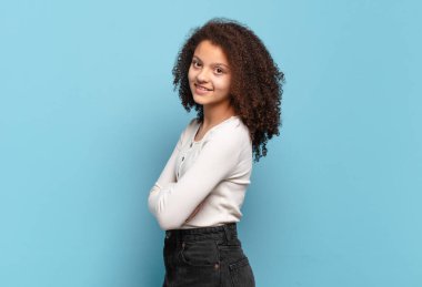  Neşeli bir şekilde gülümseyen, mutlu, tatmin olmuş ve rahatlamış hisseden, çapraz kollu ve yana bakan