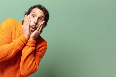 Genç, yakışıklı, dışa dönük ve korkmuş Hintli bir adam.