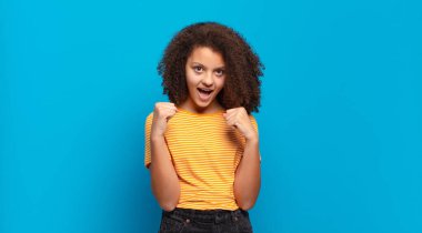  Şok oldum, heyecanlandım ve mutluyum, gülüyorum ve başarıyı kutluyorum,!