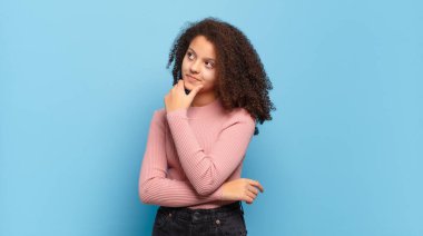  Düşünceli hissetmek, merak etmek ya da hayal etmek, hayal kurmak ve uzayı kopyalamak için yukarı bakmak.