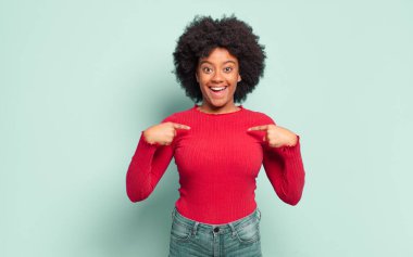  Mutlu, şaşkın ve gururlu hissediyorum. Heyecanlı ve şaşkın bir bakışla kendimi gösteriyorum.