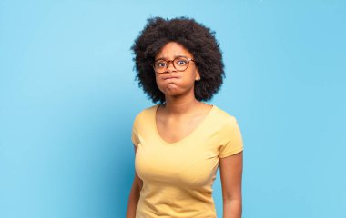  Aptal, çılgın, şaşırmış bir ifadeyle, yanakları şişmiş, içi doldurulmuş, şişman ve yemekle dolu.