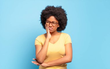  yanak tutmak ve acı veren diş ağrısı, hasta hissetmek, sefil ve mutsuz olmak, dişçi aramak.