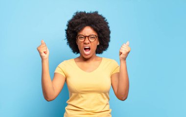  Mutlu, pozitif ve başarılı hissediyorum, zaferi, başarıları veya iyi şansı kutluyorum.