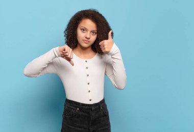  Kafası karışık, bilgisiz ve kararsız hissediyorum, iyi ve kötünün farklı seçenekleri ya da seçenekleri tartıyorum.