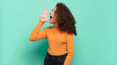  Yana uzayı kopyalamaları için öfkeyle ve yüksek sesle bağırıyordu.