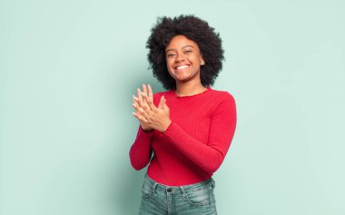  Mutlu ve başarılı hissediyorum, gülümsüyorum ve alkışlıyorum, alkışlarla tebrik ediyorum.