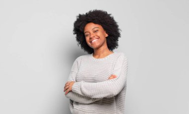  Kollarını kavuşturup mutlu bir şekilde gülüyorlar, rahat, olumlu ve tatmin edici bir pozla.