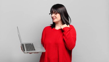 Artı boyut olarak güzel bir kadın stresli, endişeli, yorgun ve hayal kırıklığına uğramış, gömleğini çekiştirmiş, sıkıntılı görünüyor.