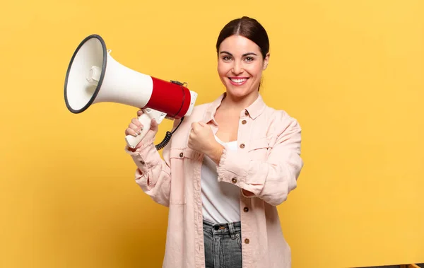 Jovem Mulher Bonita Sentindo Feliz Positiva Bem Sucedida Motivada Enfrentar — Fotografia de Stock