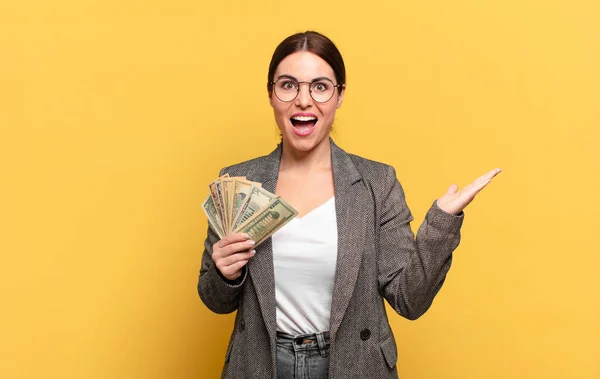 Giovane Bella Donna Sentirsi Felice Eccitato Sorpreso Scioccato Sorridente Stupito — Foto Stock