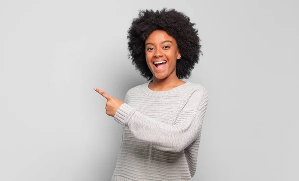 Mirando Emocionado Sorprendido Apuntando Hacia Lado Hacia Arriba Para Copiar — Foto de Stock