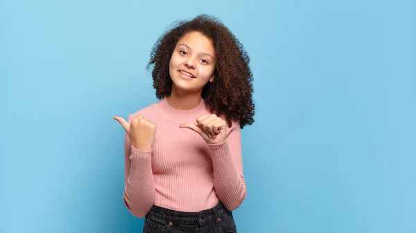 Glimlachend Vrolijk Terloops Wijzend Naar Kopieerruimte Aan Zijkant Gelukkig Tevreden — Stockfoto