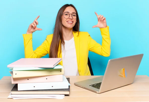 Joven Bonita Mujer Negocios Enmarcando Esbozando Propia Sonrisa Con Ambas — Foto de Stock