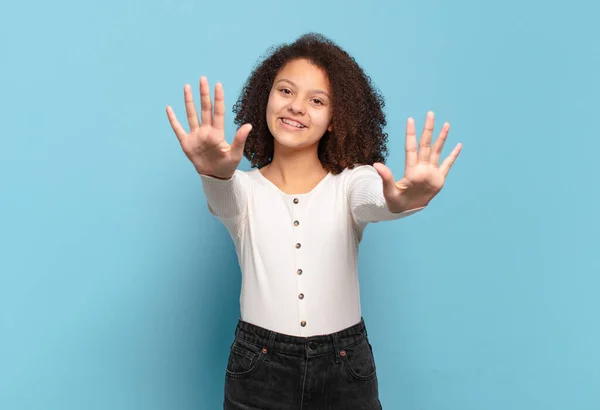 Glimlachend Vriendelijk Nummer Tien Tiende Met Hand Vooruit Aftellen — Stockfoto