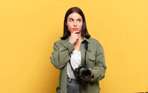 Giovane Bella Donna Pensando Sensazione Dubbia Confusa Con Diverse Opzioni — Foto Stock