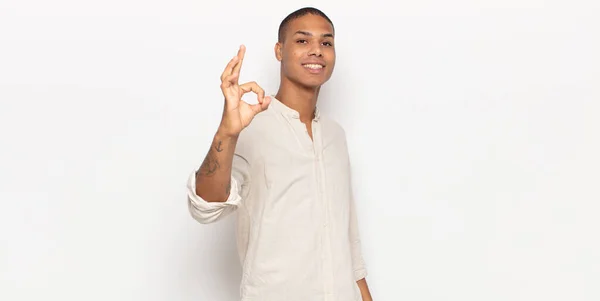 Junger Schwarzer Mann Fühlt Sich Glücklich Entspannt Und Zufrieden Zeigt — Stockfoto