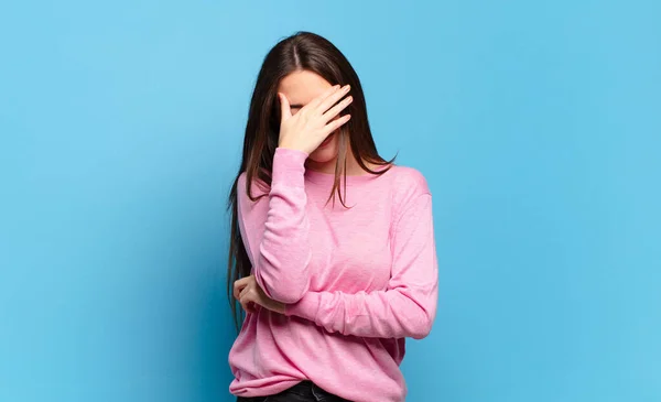 Jovem Muito Casual Mulher Olhando Estressado Envergonhado Chateado Com Uma — Fotografia de Stock