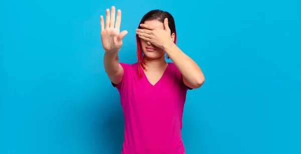 Cubriendo Cara Con Mano Poniendo Otra Mano Delante Para Detener — Foto de Stock