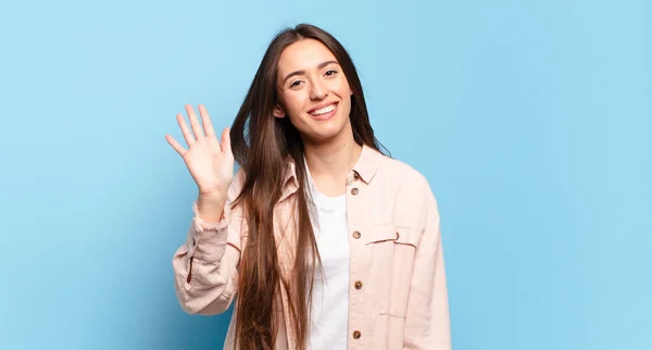 Jovem Mulher Muito Casual Sorrindo Feliz Alegremente Acenando Mão Acolhendo — Fotografia de Stock