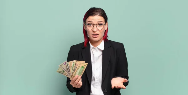 Jonge Aantrekkelijke Rode Haar Vrouw Voelt Zich Zeer Geschokt Verrast — Stockfoto