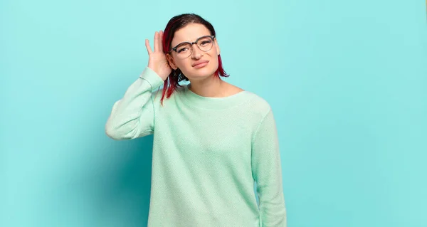 Parecendo Sério Curioso Ouvindo Tentando Ouvir Uma Conversa Secreta Fofocas — Fotografia de Stock