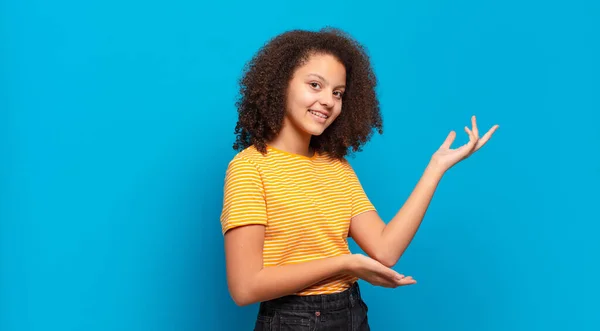 Sonriendo Con Orgullo Confianza Sintiéndose Feliz Satisfecho Mostrando Concepto Espacio — Foto de Stock