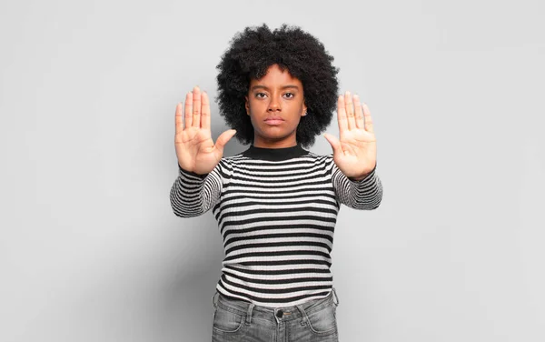 Kijken Serieus Ongelukkig Boos Ontstemd Verbieden Van Toegang Zeggen Stop — Stockfoto