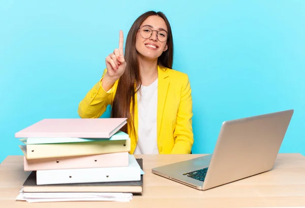 Joven Bonita Mujer Negocios Sonriendo Buscando Amigable Mostrando Número Uno — Foto de Stock