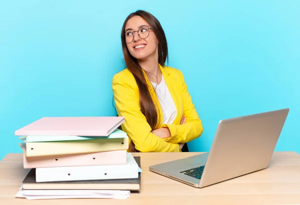 Joven Bonita Empresaria Sonriendo Alegremente Sintiéndose Feliz Satisfecha Relajada Con — Foto de Stock