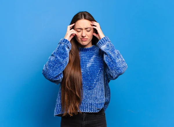 Jovem Mulher Bastante Casual Olhando Estressado Frustrado Trabalhando Sob Pressão — Fotografia de Stock