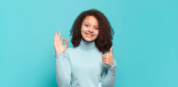 Zich Gelukkig Verbaasd Tevreden Verrast Voelen Oké Tonen Duimen Omhoog — Stockfoto