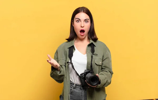 Junge Hübsche Frau Die Extrem Schockiert Und Überrascht Ist Ängstlich — Stockfoto