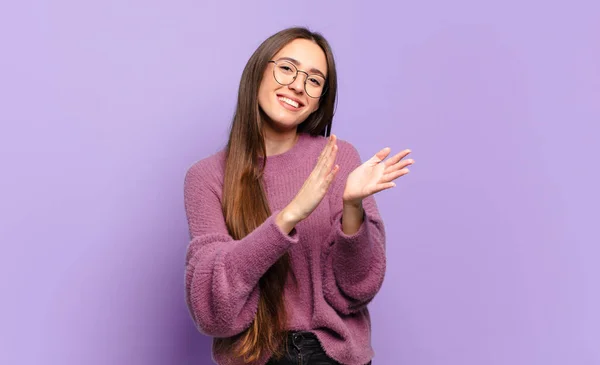 Joven Bastante Casual Mujer Sintiéndose Feliz Exitoso Sonriendo Aplaudiendo Las —  Fotos de Stock