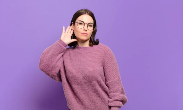 Jovem Muito Casual Mulher Olhando Sério Curioso Ouvindo Tentando Ouvir — Fotografia de Stock