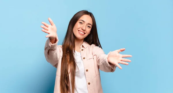 Jovem Mulher Muito Casual Sorrindo Alegremente Dando Abraço Boas Vindas — Fotografia de Stock