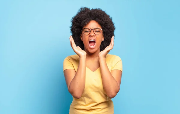 Schockiert Und Aufgeregt Lachend Erstaunt Und Glücklich Über Eine Unerwartete — Stockfoto