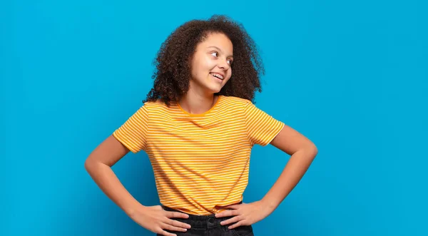 Luciendo Feliz Alegre Confiado Sonriendo Orgullosamente Mirando Hacia Lado Con — Foto de Stock