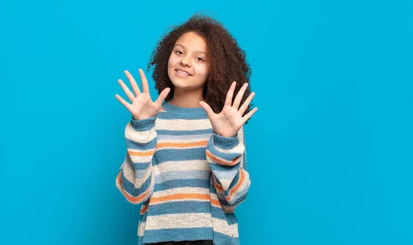 Sonriendo Mirando Amistoso Mostrando Número Diez Décimo Con Mano Hacia — Foto de Stock