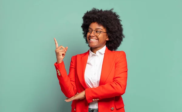 Sonriendo Felizmente Mirando Hacia Los Lados Preguntándose Pensando Teniendo Una — Foto de Stock