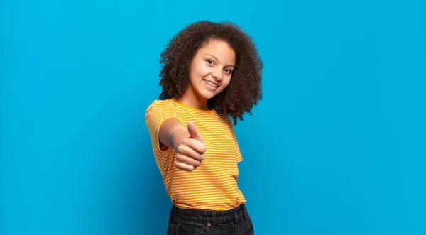 Trots Zorgeloos Zelfverzekerd Gelukkig Zijn Positief Glimlachen Met Duimen Omhoog — Stockfoto