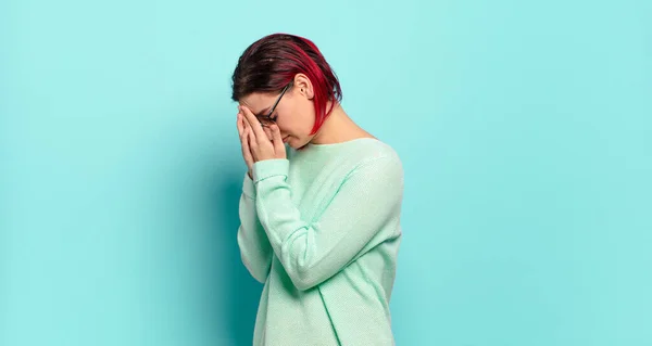 Cubriendo Los Ojos Con Las Manos Con Una Mirada Triste — Foto de Stock