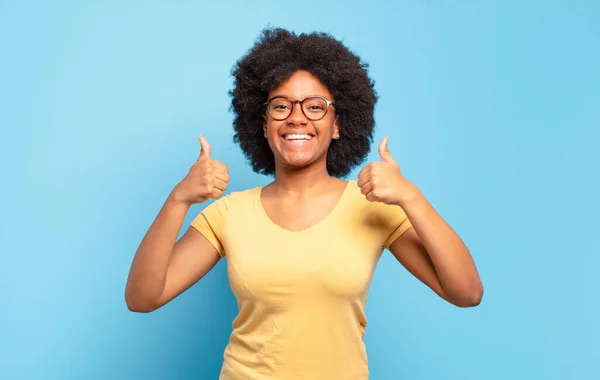 Lachend Breed Uitziend Gelukkig Positief Zelfverzekerd Succesvol Met Beide Duimen — Stockfoto