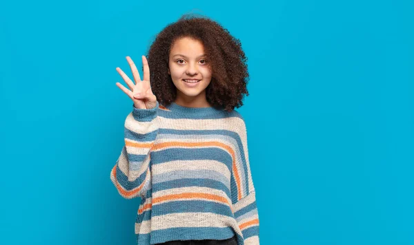 Sorrindo Olhando Amigável Mostrando Número Quatro Quarto Com Mão Para — Fotografia de Stock