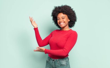 Gururla ve özgüvenle gülümseyen, mutlu ve tatmin olmuş hisseden ve fotokopi alanında bir konsept gösteren