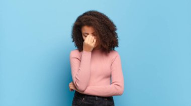  Stresli, mutsuz ve hayal kırıklığına uğramış hissediyorum. Alnıma dokunuyor ve şiddetli baş ağrısı çekiyorum.