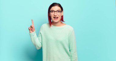  Bir fikri fark ettikten sonra mutlu ve heyecanlı bir dahi gibi hissetmek, neşeli bir şekilde parmak kaldırmak, eureka!